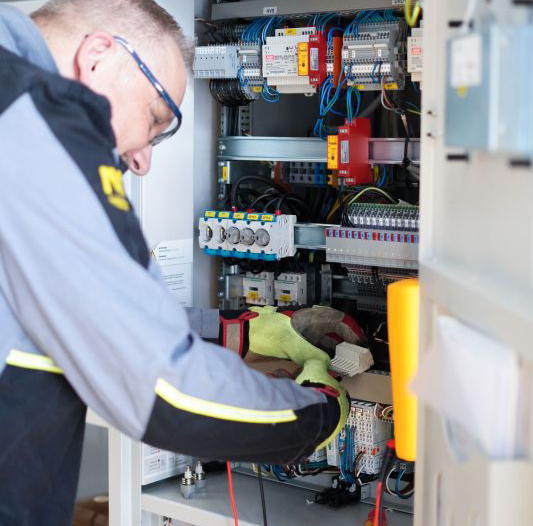 Servicectechniker bei der Arbeit